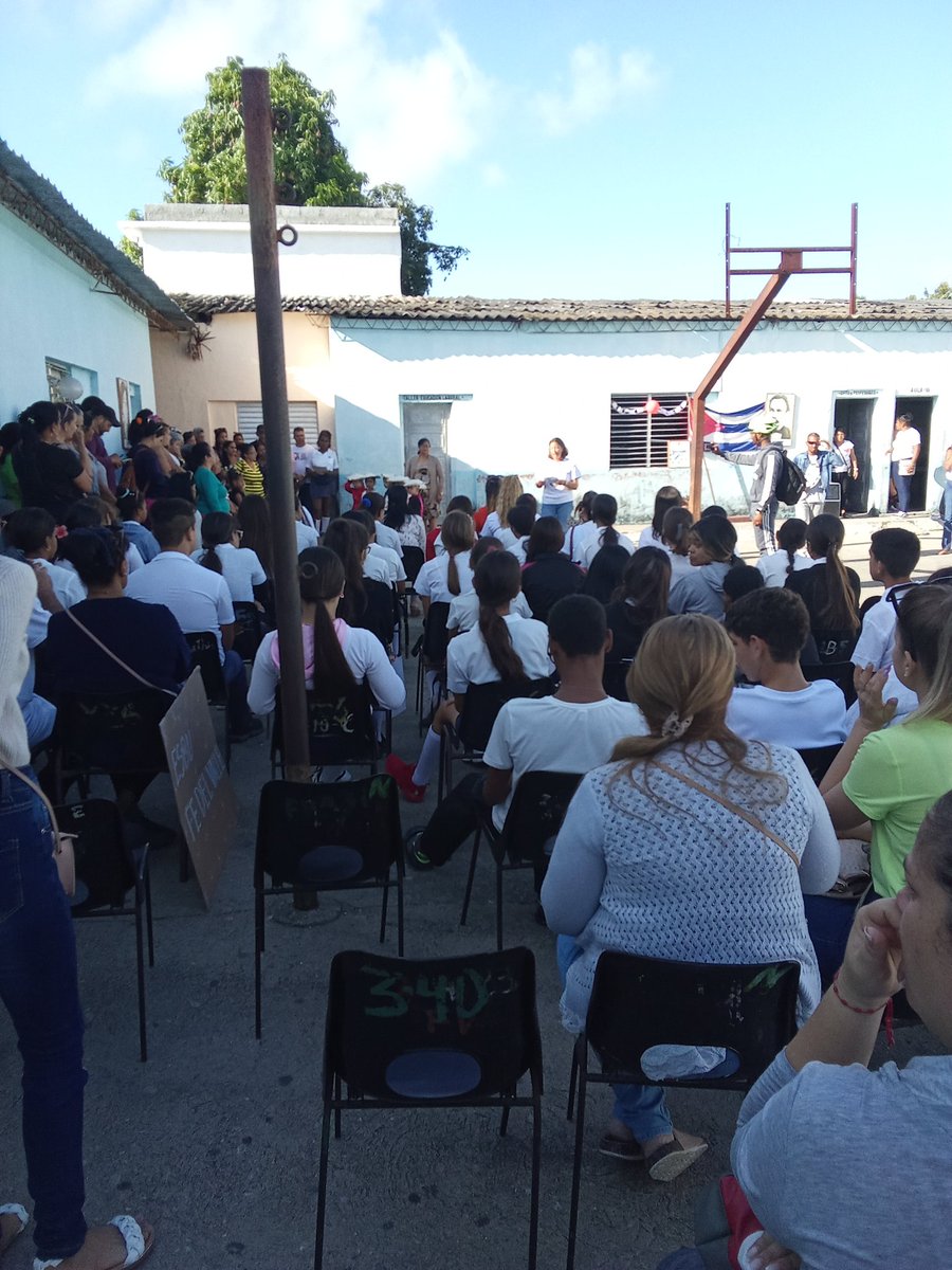 Firma de boleta de los estudiantes de Secundaria Básica que optan por carrera pedagógica @YosbelLima <a href="/CubaMined/">MINED</a>  <a href="/dmesantaclaravc/">DGE Santa Clara</a>