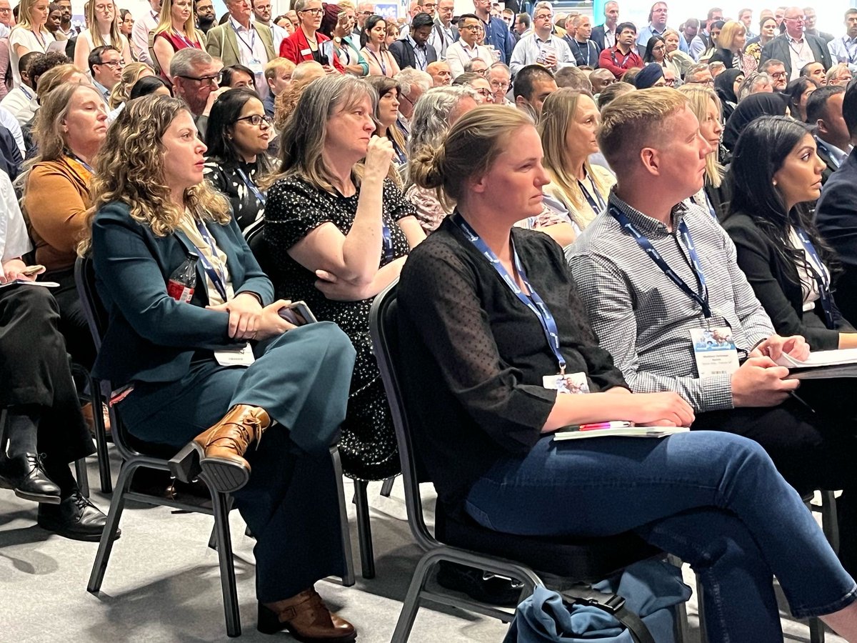 A packed crowd at <a href="/makingpharma/">Making Pharma</a> as <a href="/MHRAgovuk/">MHRAgovuk</a> expert GDP Medicines Inspector Peter Brown takes to the Keynote stage #MPDP25