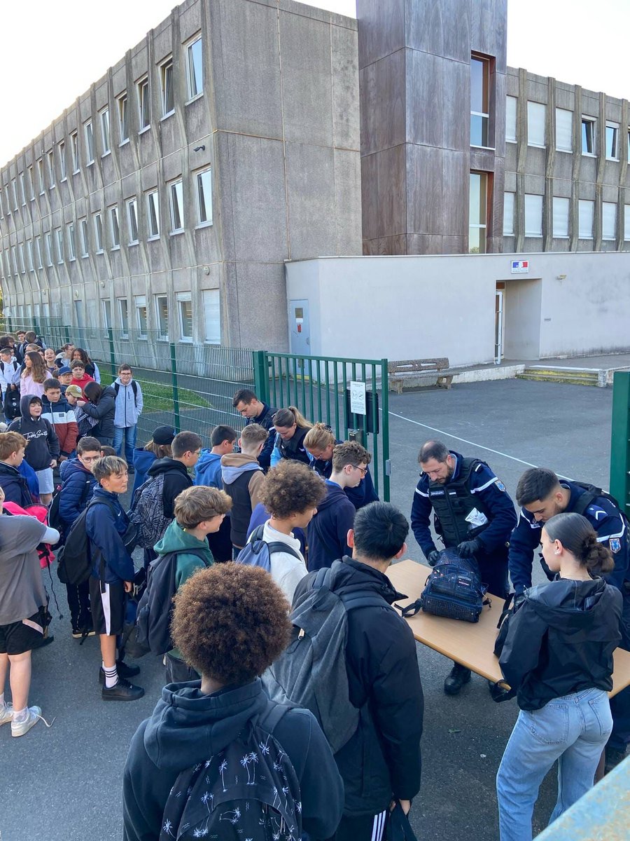 Présents aux abords de 1⃣6⃣ établissements scolaires pour une opération de contrôle sous autorité du préfet <a href="/xavierpelletier/">Xavier Pelletier</a>, sous réquisition du <a href="/TJBLOIS41/">TRIBUNAL JUDICIAIRE DE BLOIS</a>  et en lien étroit avec <a href="/education_gouv/">Ministère Éducation nationale</a> 
✅50 gendarmes engagés