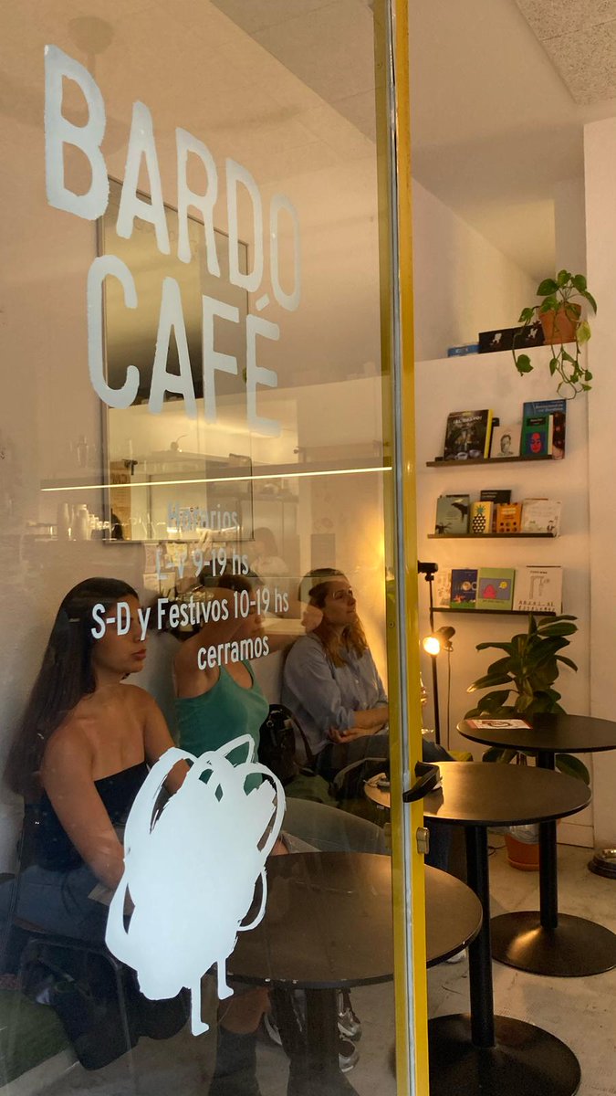 Asetrad_ORG's tweet image. 📚 🌠 Algunas imágenes de la Noche de los Libros 2025 y la actividad co-organizada con @acetraductores: «Los puentes entre lector y autor: de la idea a la librería», mesa redonda celebrada el pasado 25 de abril en Bardo Café (Madrid).
¡Gracias a todas las personas asistentes!
