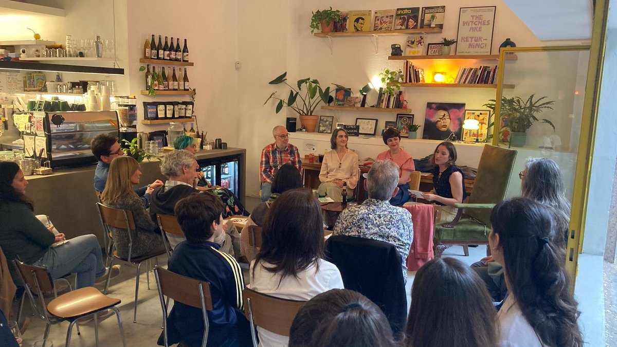 Asetrad_ORG's tweet image. 📚 🌠 Algunas imágenes de la Noche de los Libros 2025 y la actividad co-organizada con @acetraductores: «Los puentes entre lector y autor: de la idea a la librería», mesa redonda celebrada el pasado 25 de abril en Bardo Café (Madrid).
¡Gracias a todas las personas asistentes!