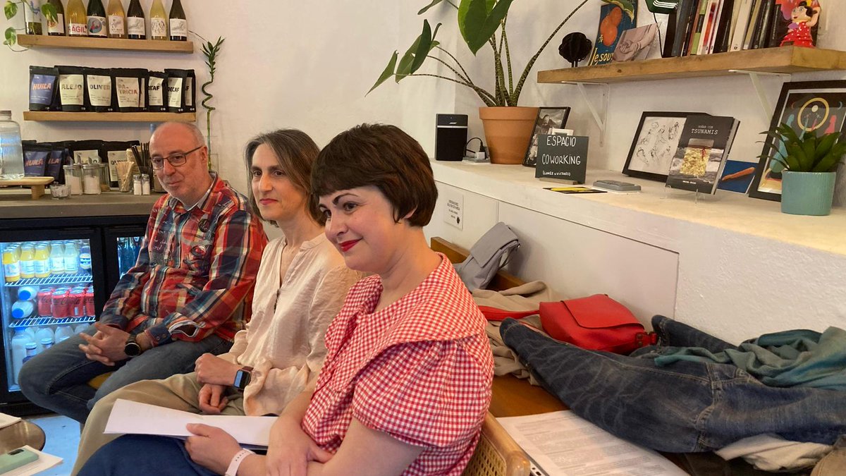 Asetrad_ORG's tweet image. 📚 🌠 Algunas imágenes de la Noche de los Libros 2025 y la actividad co-organizada con @acetraductores: «Los puentes entre lector y autor: de la idea a la librería», mesa redonda celebrada el pasado 25 de abril en Bardo Café (Madrid).
¡Gracias a todas las personas asistentes!
