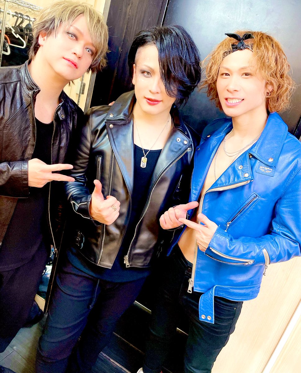 昨日はユウヤヤバセワンマン＆祐弥くん誕生日おめでとうございます♪名シーン続出の日！笑
購入に付き添ったライダース！ようやく一緒に写真撮れました！笑

長く続けるという事の偉大さを年々感じます。すげえ先輩だな、と。
Tourbillonの歌詞の通りこれからも俺の支えをお願いします！笑
また6月に！