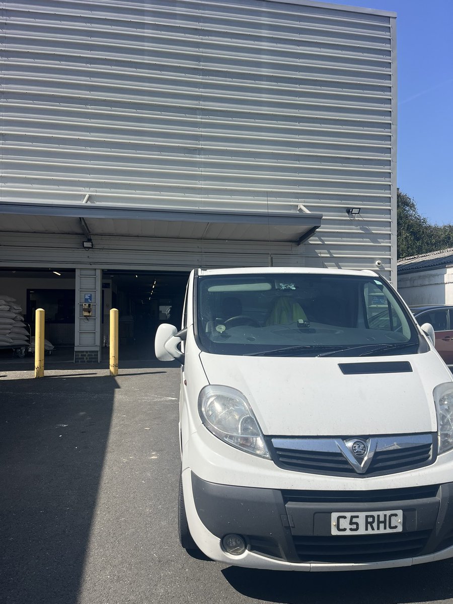 If only all of my London trips were like today’s with gorgeous weather and reasonable traffic levels 😃 Came in on the M1 around 11:00, completed 4 furniture deliveries in North and West London plus one in Sutton by 14:00 and at the A3/M25 junction by 14:25. Bosh!