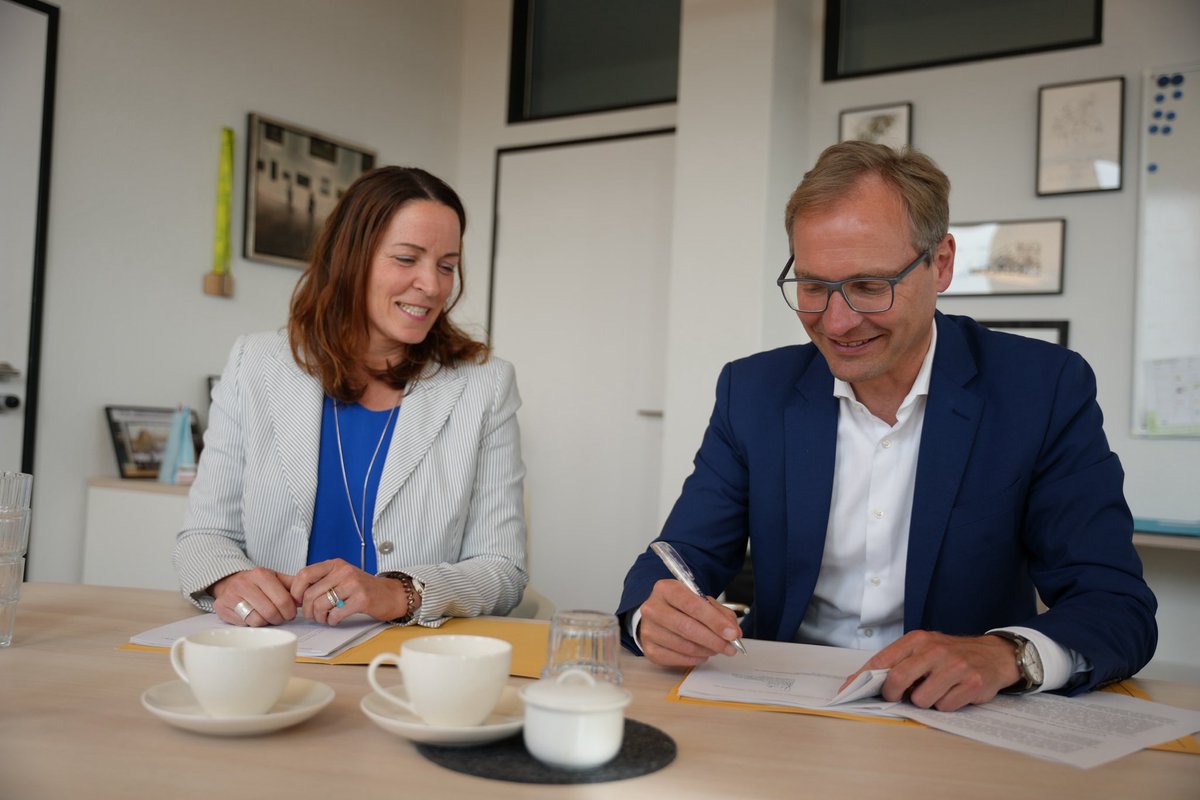 "Nachrichten op Platt". Die Medienanstalt Hamburg / Schleswig-Holstein erhält  420.000€, um das Projekt „Nachrichten auf Niederdeutsch“ auf den Weg zu bringen. Ziel ist es, die niederdeutsche Sprache in den Medien zu stärken.

schleswig-holstein.de/DE/landesregie…