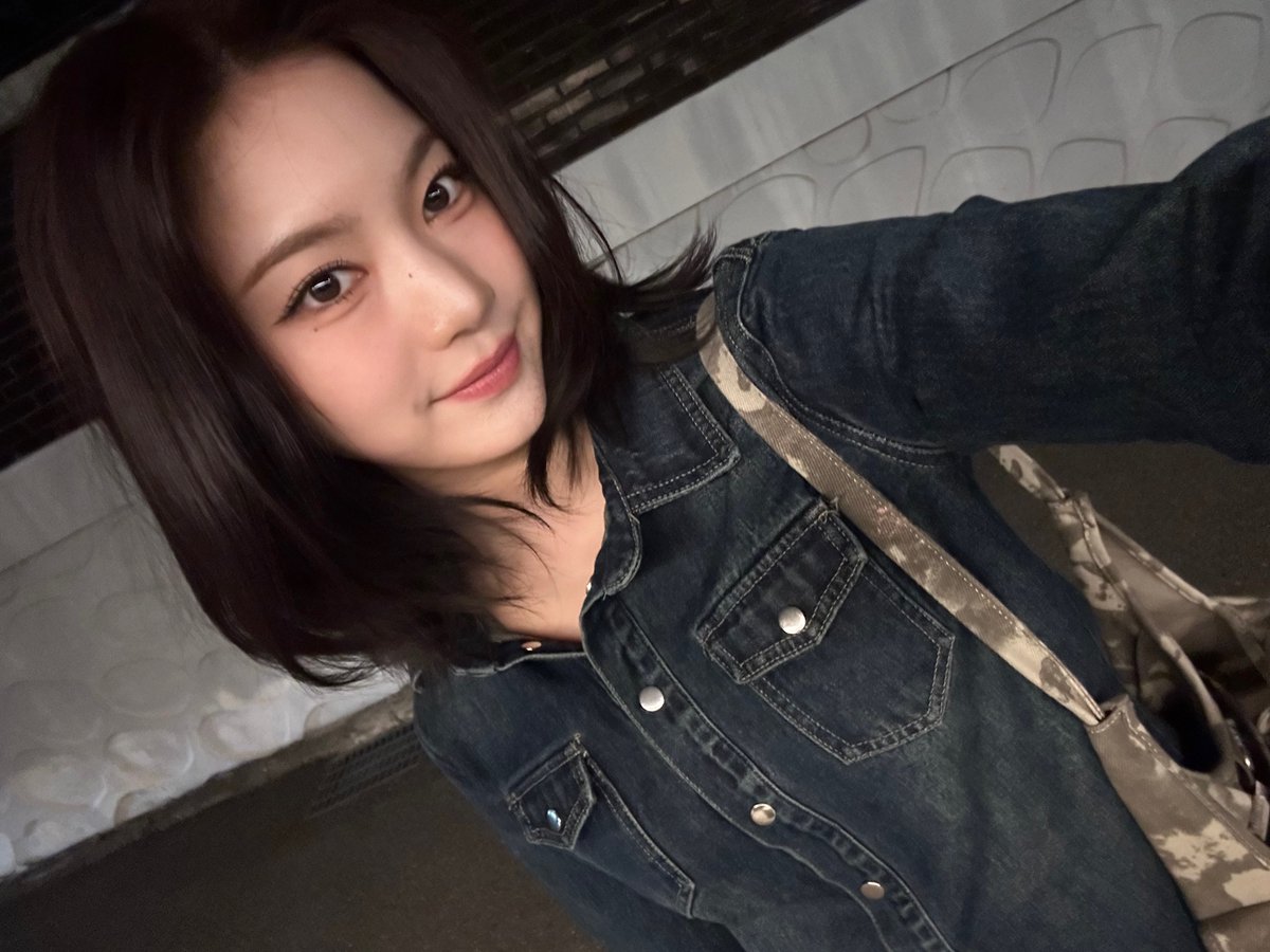 bitter__lie's tweet photo. 사실 근데 뭘 입어도 예뻐🥰
색이 짙으니까 얼굴톤이 더 더 화사해지는거지! https://t.co/d0z1fALYsy