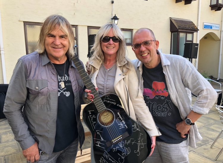So sad. One of the good guys. Cancer is a beast. RIP #mikepeters and thank you for the music🙏#thealarm