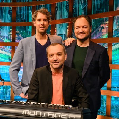 Makkelijk om te onthouden: zodra er bij de NPO mannen met t-shirts onder hun colberts in beeld verschijnen, weet je dat Marjolein Faber de schuld krijgt van Auschwitz, Treblinka en Bergen-Belsen. #EvenTotHier