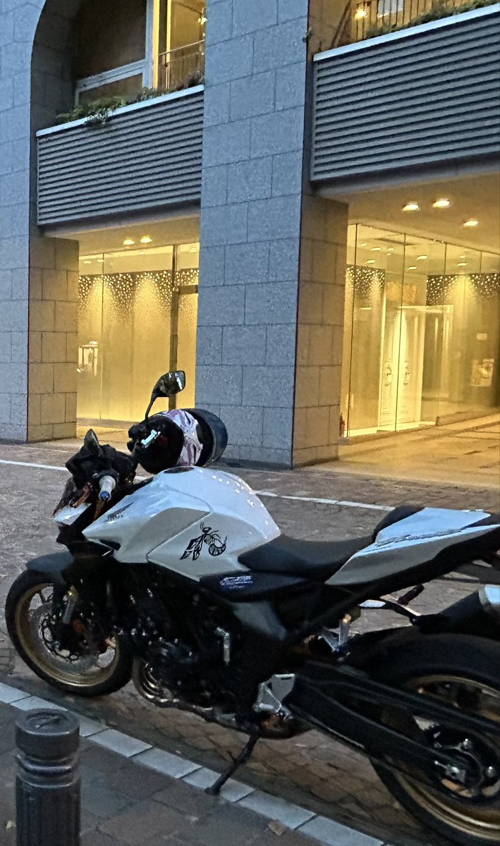 futonn333's tweet photo. エッホ♪エッホ♪ ┌( ● ◡ ● )┐伝えなきゃ!
エッホ♪エッホ♪ ┌( ● ◠ ● )┐伝えなきゃ!
実は、、、、
納車してました!
#CB1000ホーネットSP
#CB1000HORNETSP
#ホンダ
#HONDA
#バイク好きと繋がりたい https://t.co/a3LRqCXa0Z