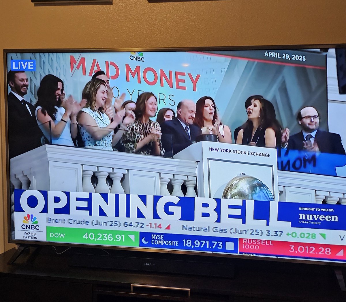 carleygarner's tweet photo. Congratulations to my friend and mentor, @jimcramer ; few shows run for two decades. I can't wait for the next 10 years. It's been an honor and a privilege to work with the @MadMoneyOnCNBC crew. https://t.co/2F4m8BXw8x