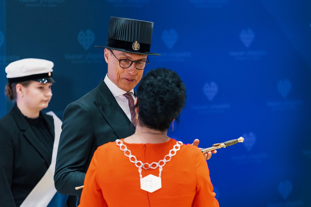 Alexander Stubb, President of the Republic of Finland, visited the University of Vaasa today. President Stubb was awarded an honorary doctorate by the University of Vaasa at our most recent conferment ceremony in September, and today he received this honour in person.