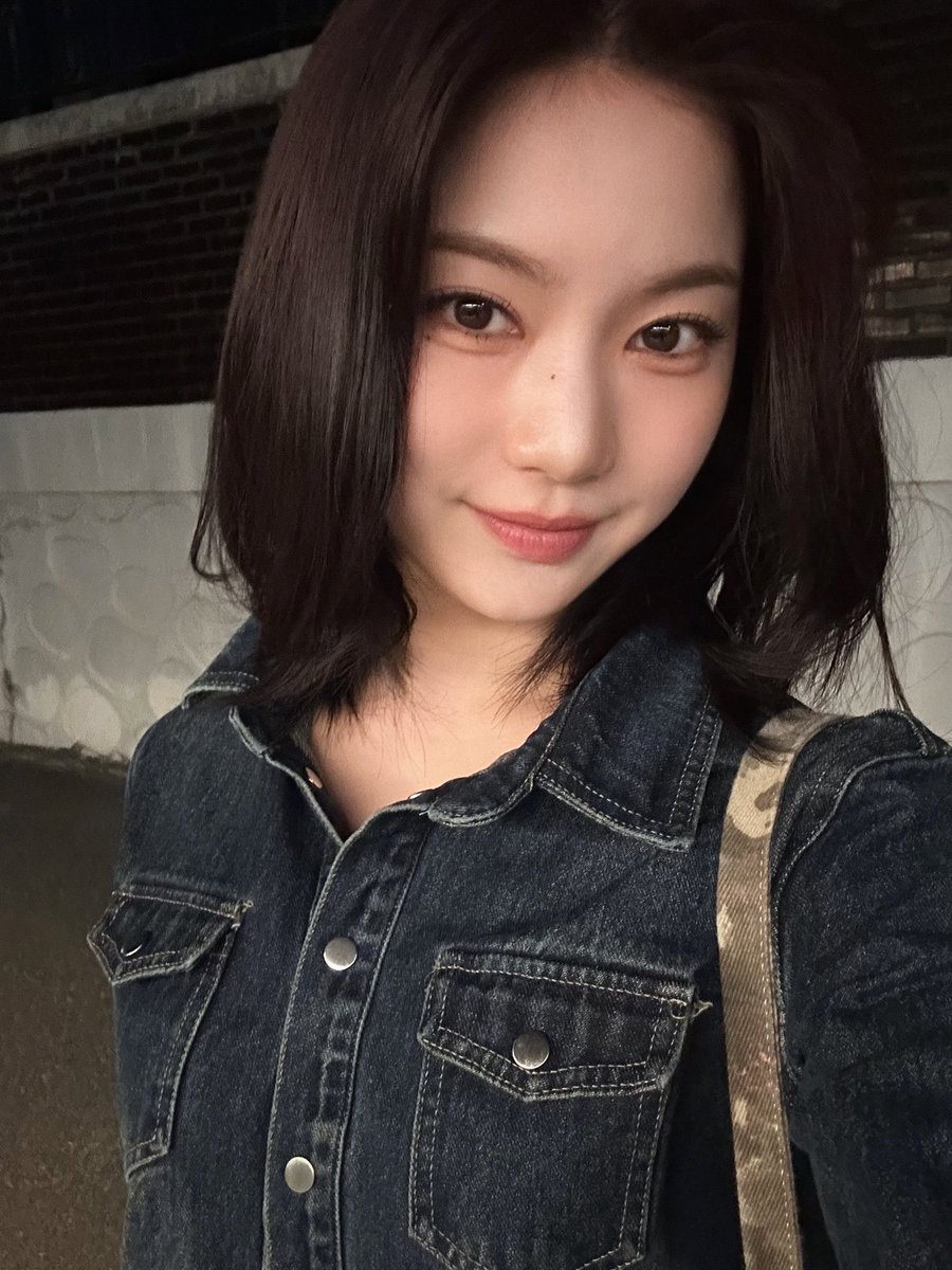 Late-night walks always seem like a good idea, right? Let me know if you're up for a stroll! 🌃✨