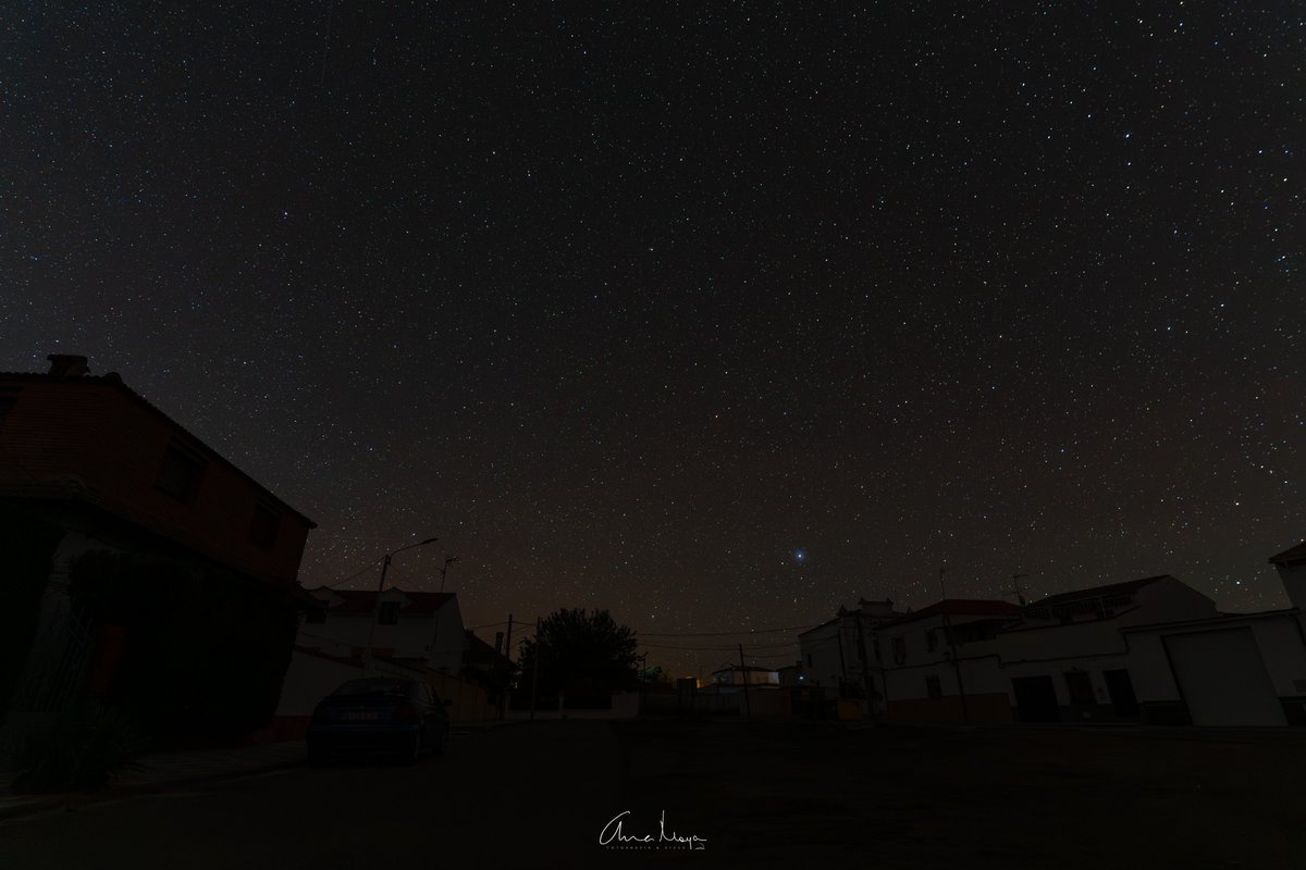En medio de la oscuridad del apagón, la visión del cielo estrellado me devolvió a las noches de mi infancia en el patio, un espectáculo que había olvidado.
#apagon #valledelguadiato #peñarroyapueblonuevo
