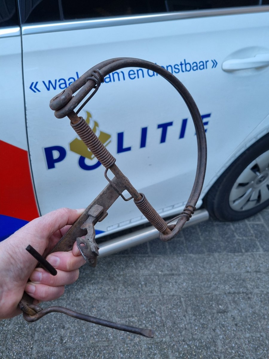 Getuigenoproep! 6 Weken geleden kwam kat in deze walgelijke #pootklem, heeft 't overleefd met veel pijn. Betreft #Deurne, omgeving Mauritsstraat/Derpsestraat. Bel ons met info via 0900-8844 ovv reg.nr 2025093297. Gebruik pootklem is verboden! (SJ) <a href="/POL_Peelland/">Politie Basisteam Peelland</a>