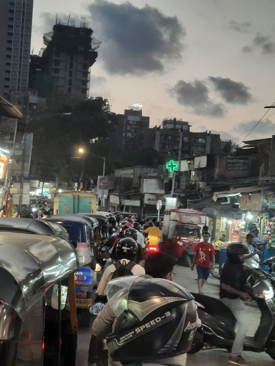 hindustanimen's tweet photo. @MTPHereToHelp @mybmc Same place, same problem and no traffic police personnel,  @MTPHereToHelp no improvement https://t.co/ISbWjI3Xc0