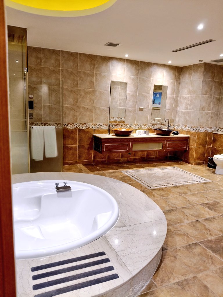 現主時來開箱😈
有人要來猜猜這是哪裡嗎🤭
超大~超舒服~超放鬆😜

還有人要帶我去其他地方
開箱嗎❤️

#彰化汽旅
#夫妻情侶聯誼 #單男 #愛心爆擊 #小男友 #寵愛 #情緒價值 #幸運 #小公主  #幸福 #人妻美乳 #戀愛感