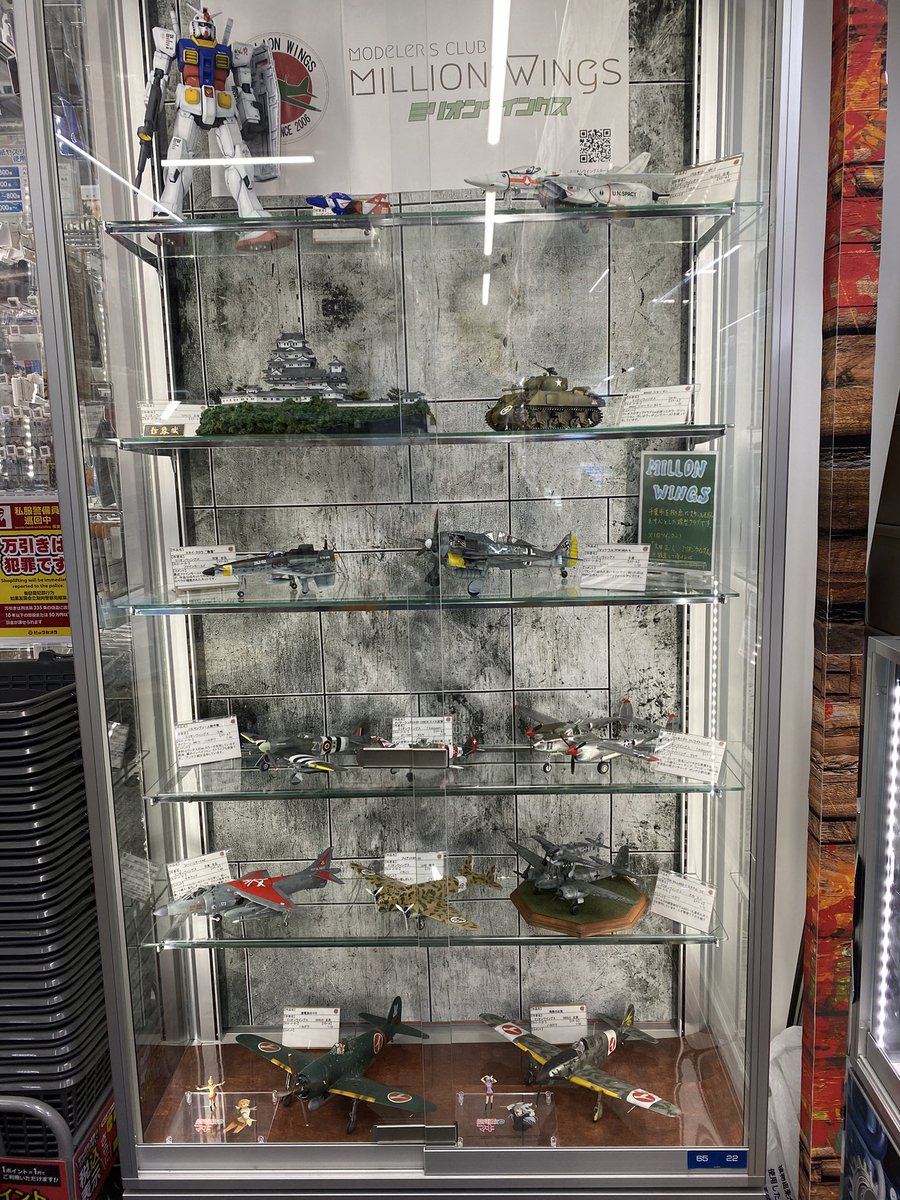 TUL3IqRxy5fbIm5's tweet image. 昨日、ビックカメラ千葉駅前店の6階に展示させて頂いているミリオンウイングス会員の作品を一部入れ替えました。お店に行かれた際はご覧頂きましたら幸甚でございます。