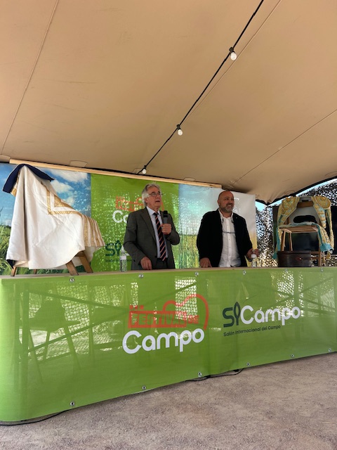 entreartes_eac's tweet photo. La RUCTL convierte #SICampo en un aula viva donde el campo y la tauromaquia se enseñan desde la raíz.
💥 La cultura del toro bravo se transmite con naturalidad cuando los niños juegan a ser toreros y los jóvenes ganaderos toman la palabra.
https://t.co/4tF7locjC6 https://t.co/2eijUATYdE
