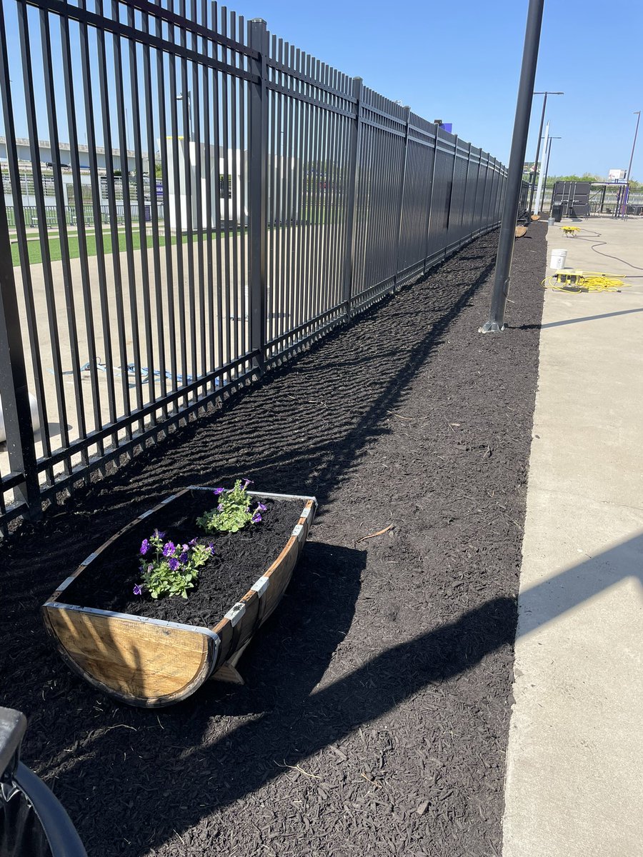 JR_The_Mac's tweet photo. North concourse mulch project complete ✔️ @lynnfmlystadium https://t.co/sOr5rldObi