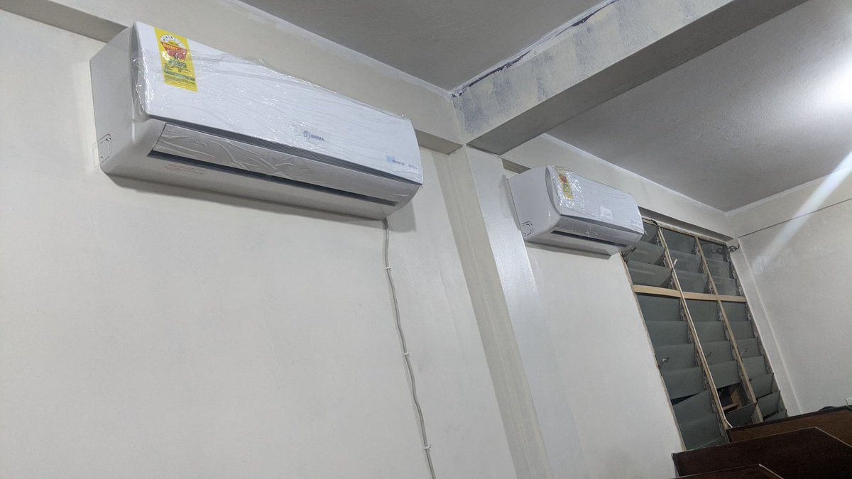 isaknust_gh's tweet image. 13🧵
𝑺𝒕𝒖𝒅𝒚 𝑹𝒐𝒐𝒎𝒔 𝑹𝒆𝒗𝒂𝒎𝒑𝒆𝒅

We lobbied management to renovate study room in GUSSS hostels.
• New ACs were installed
• Chairs, sockets &amp;amp; tables are being added
• Work started at Baby &amp;amp; New Brunei in the perfect timing before exams
#ISAKNUST #StudySpaces
