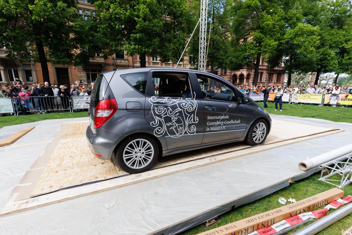 The printing press was invented in the German city of Mainz by Johannes Gutenberg. To mark his 625th birthday, the city has set a world record by printing the world's largest Bible page (32㎡) using thirteen printing plates and a car for the printing press.