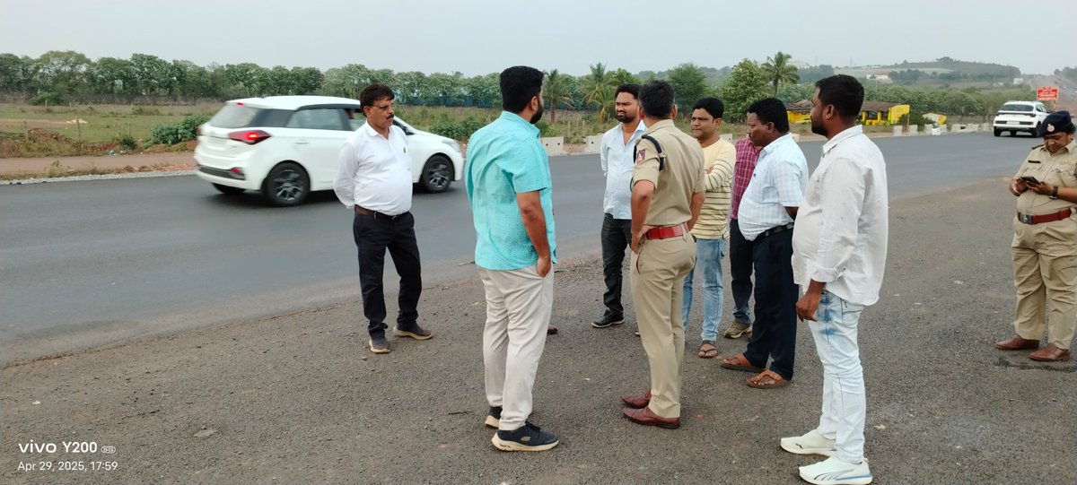ಮಾನ್ಯ ಪೊಲೀಸ್ ಅಧೀಕ್ಷಕರು, ಧಾರವಾಡ ಜಿಲ್ಲೆ,ರವರು ಇಂದು ಹುಬ್ಬಳ್ಳಿ ಧಾರವಾಡ ಹೈವೇ ರಸ್ತೆ ನಿರ್ಮಾಣ ಸ್ಥಳಕ್ಕೆ ಭೇಟಿ ನೀಡಿದರು, ಮತ್ತು ಪದೇ ಪದೇ ಅಪಘಾತ ಪ್ರಕರಣಗಳು ಘಟಿಸುತ್ತಿರುವ ಸ್ಥಳಗಳ ( Black Spots) ಬಗ್ಗೆ ಸಂಬಂಧಪಟ್ಟ ಹೈವೇ ಅಧಿಕಾರಿಗಳಿಗೆ ಮಾಹಿತಿ ನೀಡಿ,  ಸರಿಯಾದ ಮುಂಜಾಗ್ರತಾ ಕ್ರಮಗಳನ್ನು ಕೈಗೊಳ್ಳುವಂತೆ ಸೂಚನೆ ನೀಡಿದರು