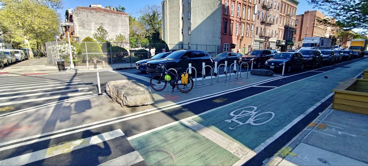 The #bikenyc parking added for daylighting to nearly all corners of the Bedford Avenue improves sightlines for pedestrians immensely. <a href="/NYC_DOT/">NYC DOT</a> please make this style the new norm so painted islands aren’t parked in. And please retrofit corridors like 4th Ave in BK to have these.