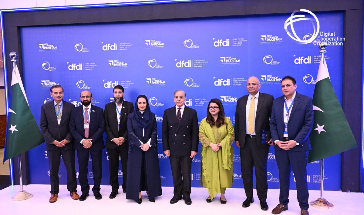 A moment of recognition at #DFDIForum2025! ✨

The Prime Minister of Pakistan H.E. <a href="/CMShehbaz/">Shehbaz Sharif</a>, honored <a href="/Dalyahya/">Deemah AlYahya</a>, Secretary-General of the Digital Cooperation Organization (DCO), for the Organization’s pivotal role in attracting $600 million in foreign investment into the digital