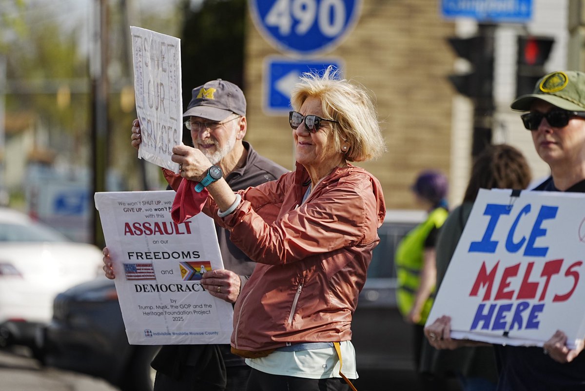 tyee23's tweet image. Jeff and Karen Stein with Indivisible Roc and Lissa Surgeoner of Indivisible Western Monroe county hold up signs on the Ames Street bridge over I-490 protesting U.S. border czar Tom Homan’s visit to Rochester and Trump’s policies around immigration