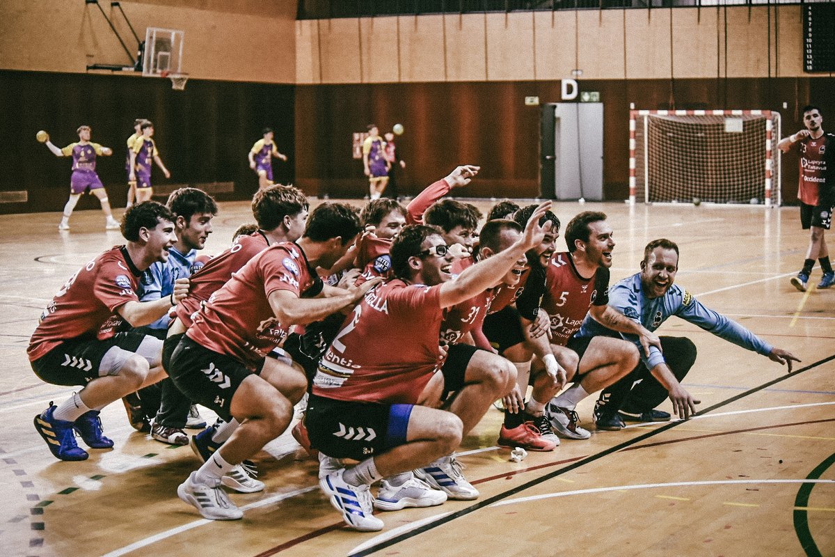🤾‍♂️🏆🥇 El sénior A masculí del Club Handbol #SantCugat, campió de 1a Nacional per segon any consecutiu! 

📸 Ariadna Serres.

🔗 tuit.cat/jpevZ .

👏 Felicitats, CAMPIONS!

<a href="/hstcugat/">Handbol Sant Cugat</a> <a href="/lopez_arenas/">Julià López-Arenas</a> <a href="/mimabo58/">Miquel Martinez Borda</a> <a href="/salaricu/">Albert Salarich</a> <a href="/CortesXavier/">Xavier Cortés Morros</a> <a href="/manelis01/">MANEL GONZALEZ</a> <a href="/FedCatHandbol/">Federació Catalana d’Handbol</a> <a href="/jaume_fort/">Jaume Fort</a>