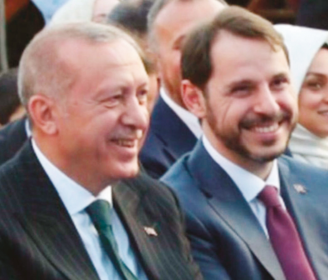 Berat Albayrak için...
ARTIK ZAMANI!..

Tam zamanı...
Çünkü kendime görev sayıyorum...
Bakın kim ne derse desin.
Bakanlık görevleri sürecinde tamamen proje ve hizmete odaklandığını kanıtlamış, ülkesi için hayati önem taşıyan önemli keşiflere imza atmış, özellikle enerji bakanlığı