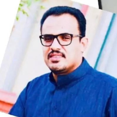Shukry Ba-Ali شكري باعلي (@adani2008) on Twitter photo الإعلامي عمر الصريري <a href="/osb2011/">عـمـر الصريري</a> : سيف الإعلام الذي لا يهتز، وحارس الحق الفيدرالي الذي لا يهادن
بقلم: د. أمين العلياني
<a href="/Dr_Amin1978/">Dr.Amin Alolyaniد.أمين العلياني</a>
في زمنٍ يُباع فيه الوطن بالكلمات الرخيصة، ويُساوِم فيه البعض على الثوابت بالأوهام الزائلة، ينهض رجالٌ من صلب المعاناة، يحملون في قلوبهم جمرة الإعلامي عمر الصريري <a href="/osb2011/">عـمـر الصريري</a> : سيف الإعلام الذي لا يهتز، وحارس الحق الفيدرالي الذي لا يهادن
بقلم: د. أمين العلياني
<a href="/Dr_Amin1978/">Dr.Amin Alolyaniد.أمين العلياني</a>
في زمنٍ يُباع فيه الوطن بالكلمات الرخيصة، ويُساوِم فيه البعض على الثوابت بالأوهام الزائلة، ينهض رجالٌ من صلب المعاناة، يحملون في قلوبهم جمرة