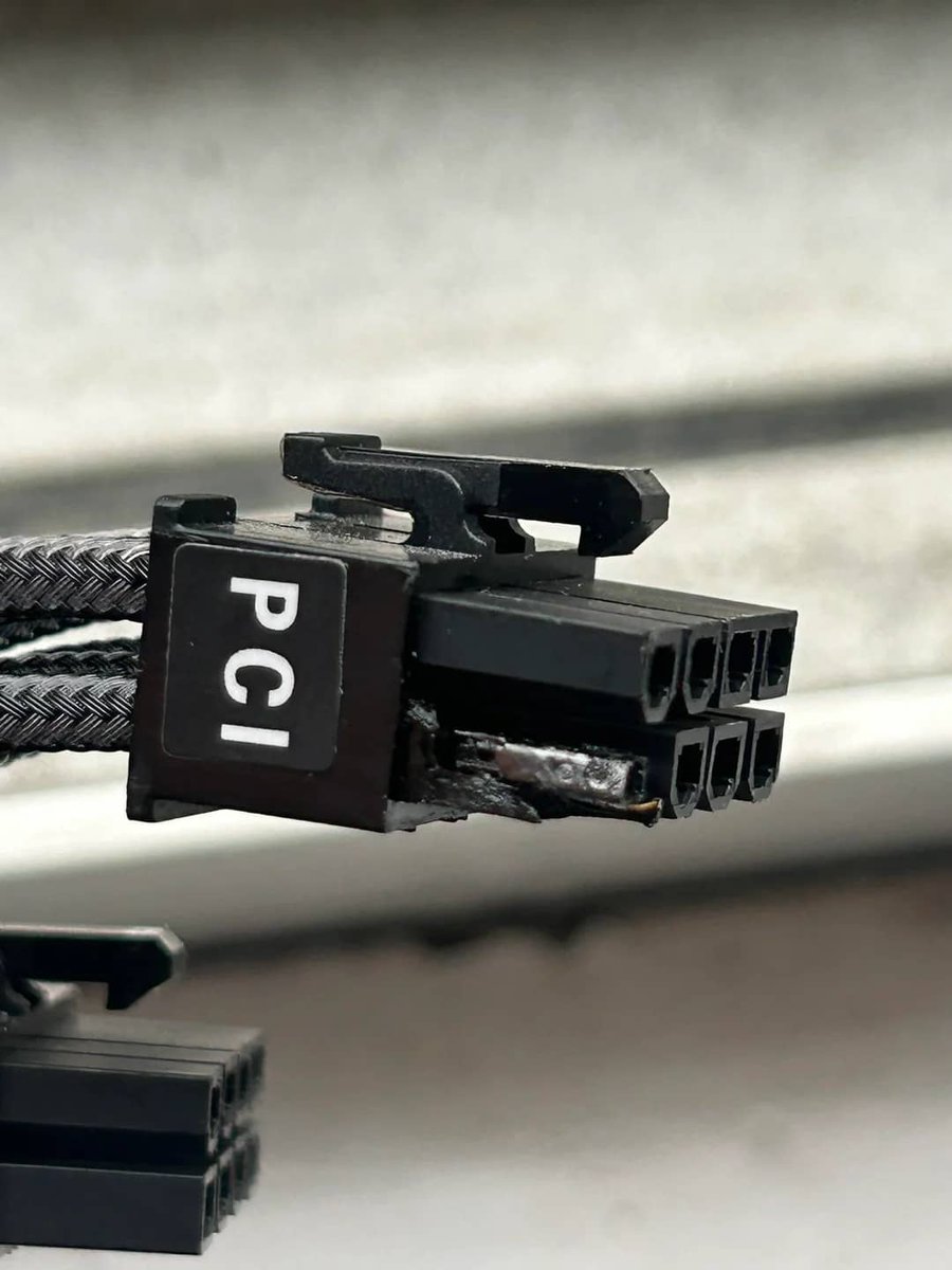 GameGPU_com's tweet image. 🚨 7900 XTX Nitro user&apos;s cable melted during gaming!

en.gamegpu.com/iron/igroku-ra…

🔥 While playing Oblivion Remastered, the GPU-side connector burned, PSU side intact.

🛡️ CableMod support contacted. Always check cable integrity and avoid sharp bends!

🔥 #GPU #7900XTX #CableMod…