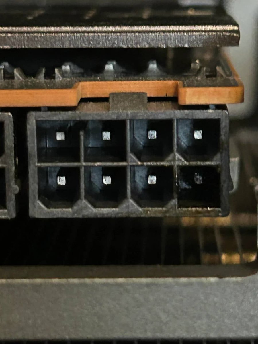 GameGPU_com's tweet image. 🚨 7900 XTX Nitro user&apos;s cable melted during gaming!

en.gamegpu.com/iron/igroku-ra…

🔥 While playing Oblivion Remastered, the GPU-side connector burned, PSU side intact.

🛡️ CableMod support contacted. Always check cable integrity and avoid sharp bends!

🔥 #GPU #7900XTX #CableMod…