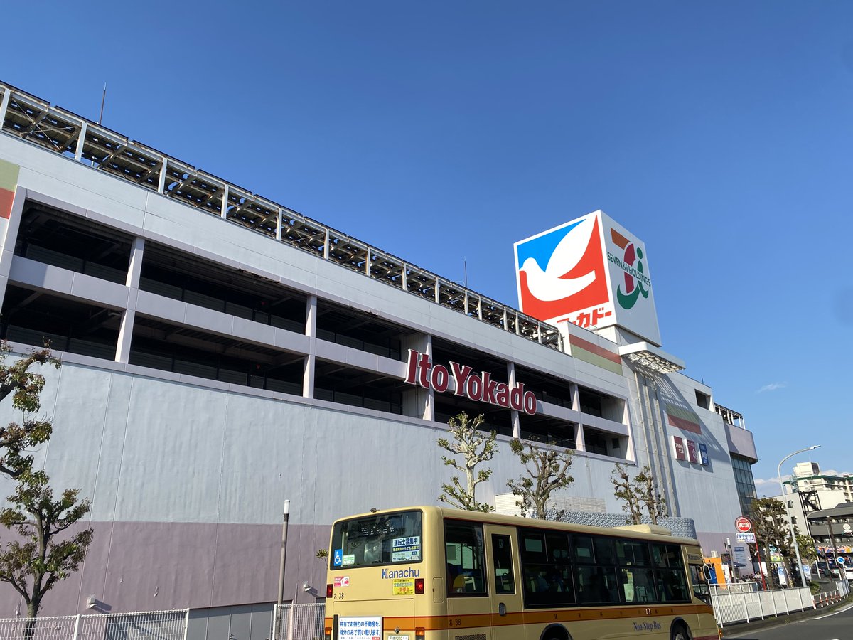jp_super's tweet photo. IY別所 塔屋はまだ2面ハト 青空に映えますね。曲面 #大店法プレート 。そういえば裏面をちゃんと見てなかった https://t.co/DMSgzrbHU9