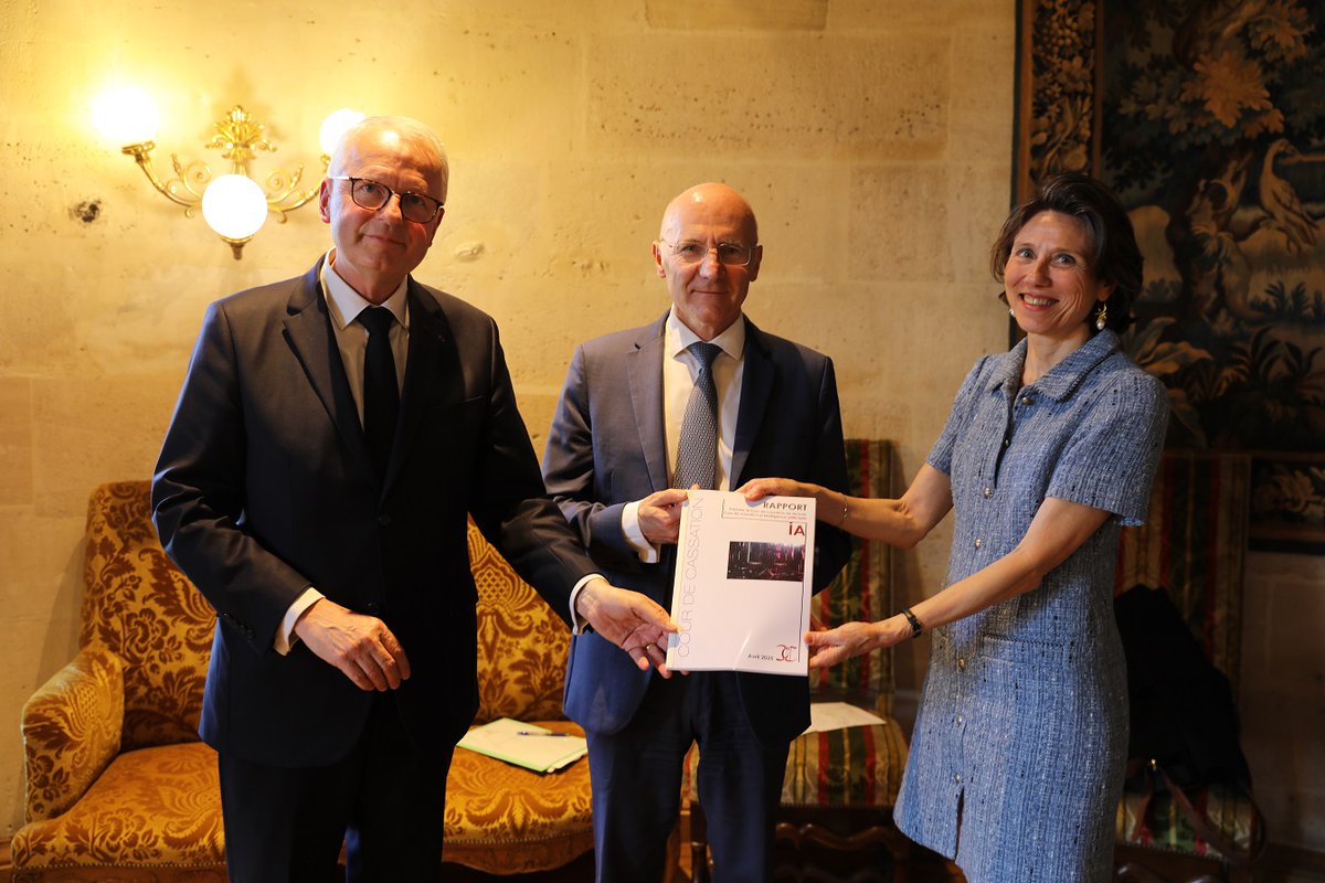 📲[IA] Le rapport "Cour de cassation et intelligence artificielle : préparer la Cour de demain" est en ligne. 
La Cour s’appuie sur son expérience en IA pour préconiser une approche méthodologique, éthique et pragmatique de son usage.
👓En savoir + > courdecassation.fr/toutes-les-act…
