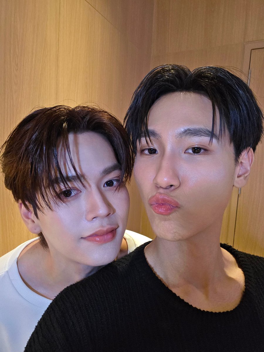 jnnrrs's tweet photo. วันนี้สนุกมากครับ ไม่เคยคิดเลยว่าจะได้เสิร์ฟตัวเอง กลับบ้านกันดีๆนะครับ ใครดูจากบ้านก็กินข้าวอาบน้ำนอนนะครับ เลิฟยูเวรี่มัช ♥️♥️

JUNIORMARK X KIEHLS

#ResKiehlsXJuniorMark https://t.co/L1OJPR7nTB