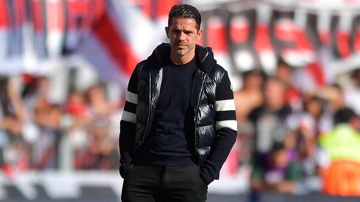 CHAU CHAU, ADIÓS... RIQUELME ECHO A GAGO. Luego de la caída ante River pór 2 a 1 en el ultimo Supreclásico, el Consejo de Futbol de Boca decidió que Fernando Gago deje de ser el Director Técnico de Boca. El Millonario acabó con otra dirección técnica del xeneise. Y van…