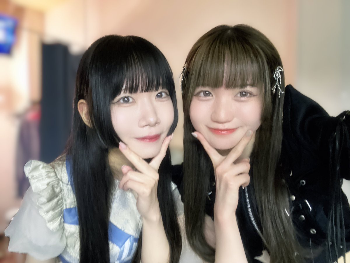 may in filmのまなかさんとお写真撮っていただきましたＵ&gt; ‧̫ &lt;Ｕ💜
ライヴも観てくださって、話しかけにきてくださって嬉しかったです泣
美しくて力強くて素敵なステージで心射抜かれちゃいました…ありがとうございます！！！！
おにく、必ずたべましょう🥩🥩