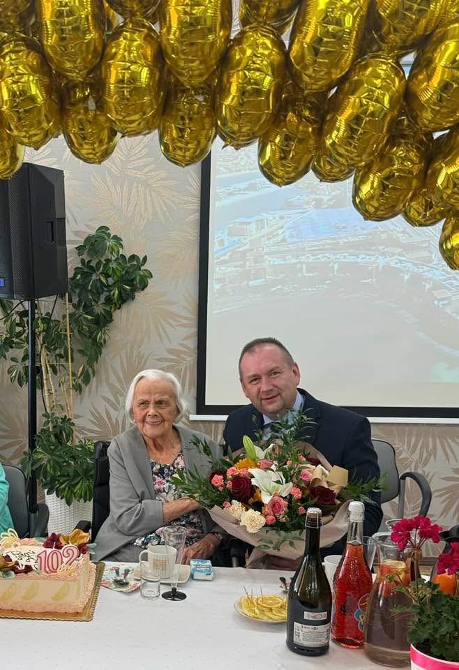LosKonrad's tweet photo. W DPS Dom Nauczyciela w Bielsku-Białej odbyła się wyjątkowa uroczystość - jubileusz 102 urodzin Pani Anny Prus.❤️ 
W imieniu bielskiego samorządu  złożyłem Jubilatce najserdeczniejsze życzenia wszystkiego co najlepsze oraz wręczyłem bukiet kwiatów.
#Jubileusz102Lat #BielskoBiała https://t.co/NqqBNW7WUY
