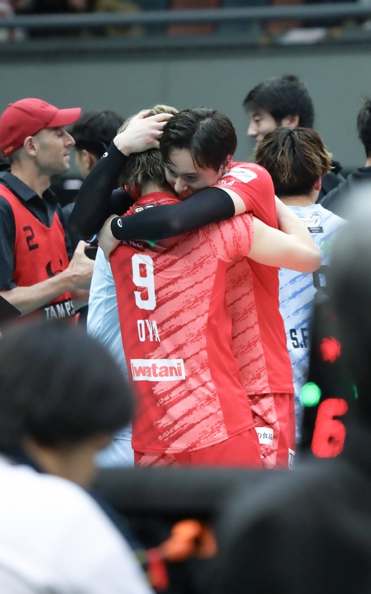 mihochan_1211's tweet photo. すっごいプレッシャー背負って
戦ったんだろうな😭

#大宅真樹 選手
#髙橋藍 選手
#サントリーサンバーズ大阪 https://t.co/iiEJ6Vh6fi
