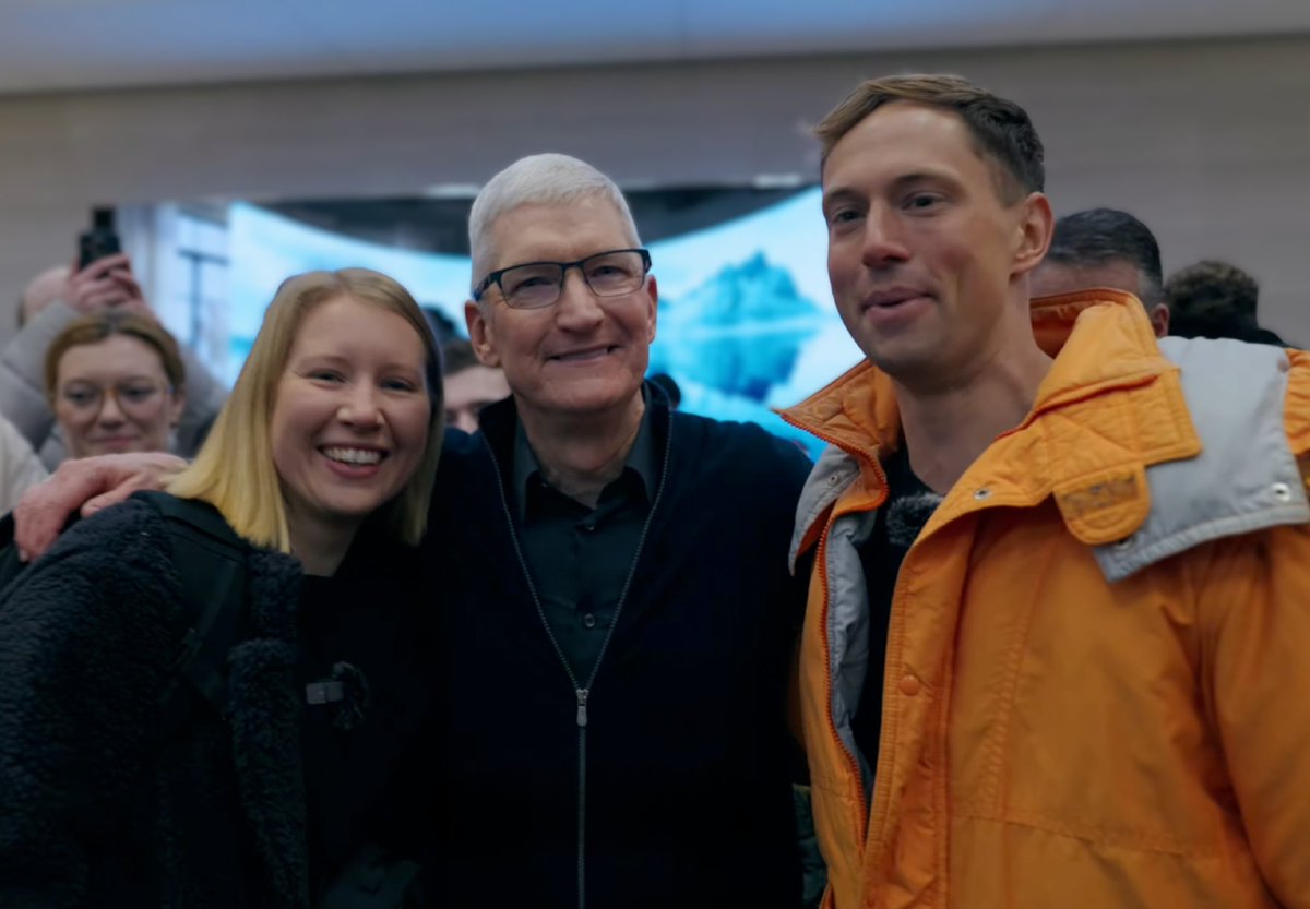 In 2016, this tiny company got f*cked by Apple overnight.

Millions in debt.
Life savings drained.
Weeks from bankruptcy.

But one DESPERATE marketing bet later?

They partnered Mercedes, Google, and now shake hands with the man who almost destroyed them.

Their full story: 🧵