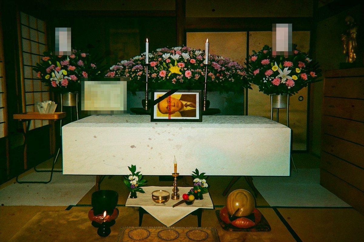 kowainotsukko's tweet image. #あなたが知ってる変な風習おしえてください

【1/14】
『夜伽篭り』っていう葬式にまつわる風習、知ってる人いますか？

『よとぎごもり』って読むんですが、地域によっては『伽篭り（とぎごもり）』とか『夜伽守（よとんぎもり）』とかいうらしいです。
画像が葬式の時のやつなんですけど、違和感