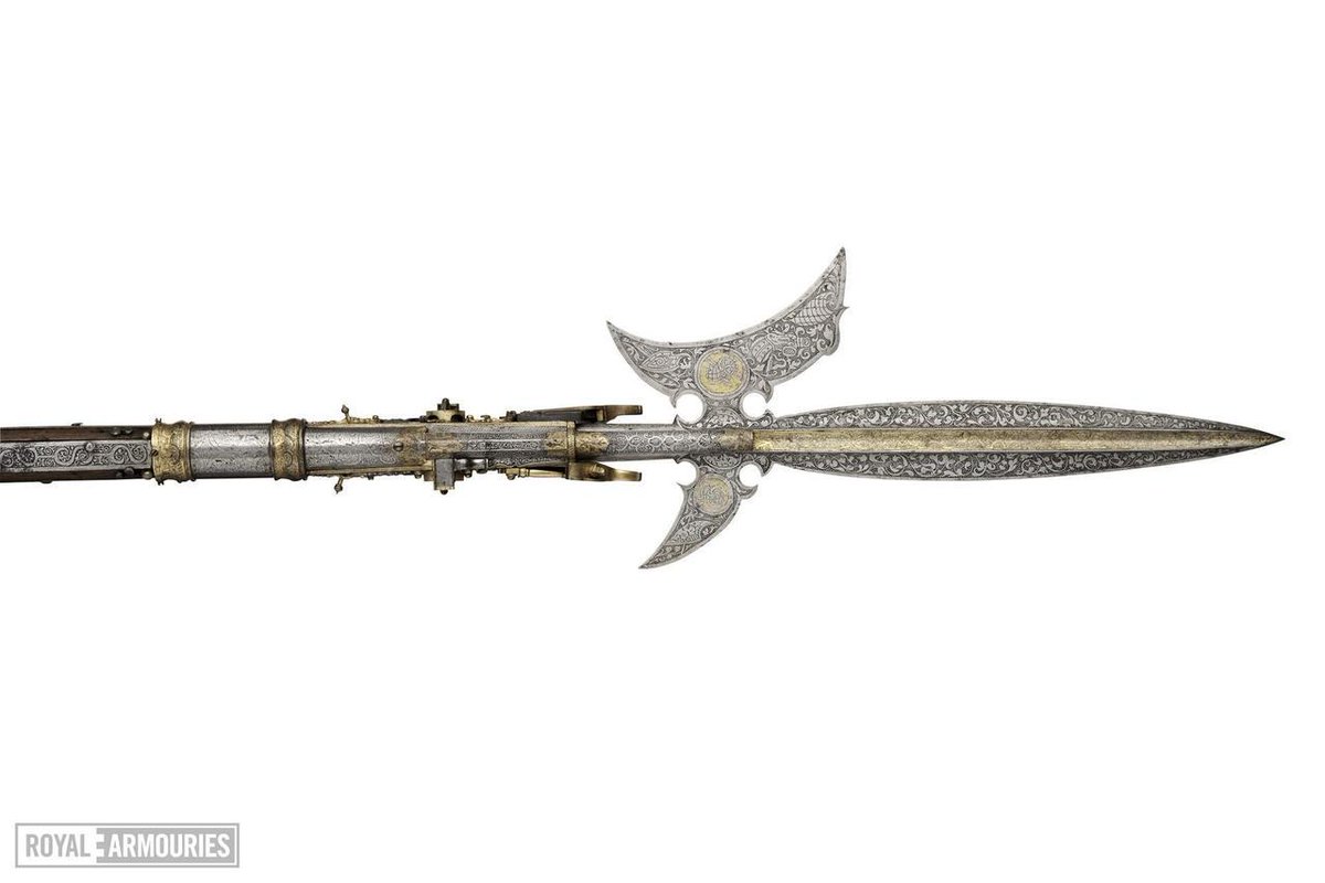 TheArmour's tweet image. A heavily gilt and etched combination #Halberd and double barreled #Wheellock #pistol,
OaL: 83.75 in/212.7 cm
Head Length: 27.2 in/69 cm
Head Width: 8 in/20 cm
Barrel Length: 7.8 in/20.3 cm
Weight: 8.3 lbs/3.75 kg
#Germany, ca. 1590, housed at the @Royal_Armouries