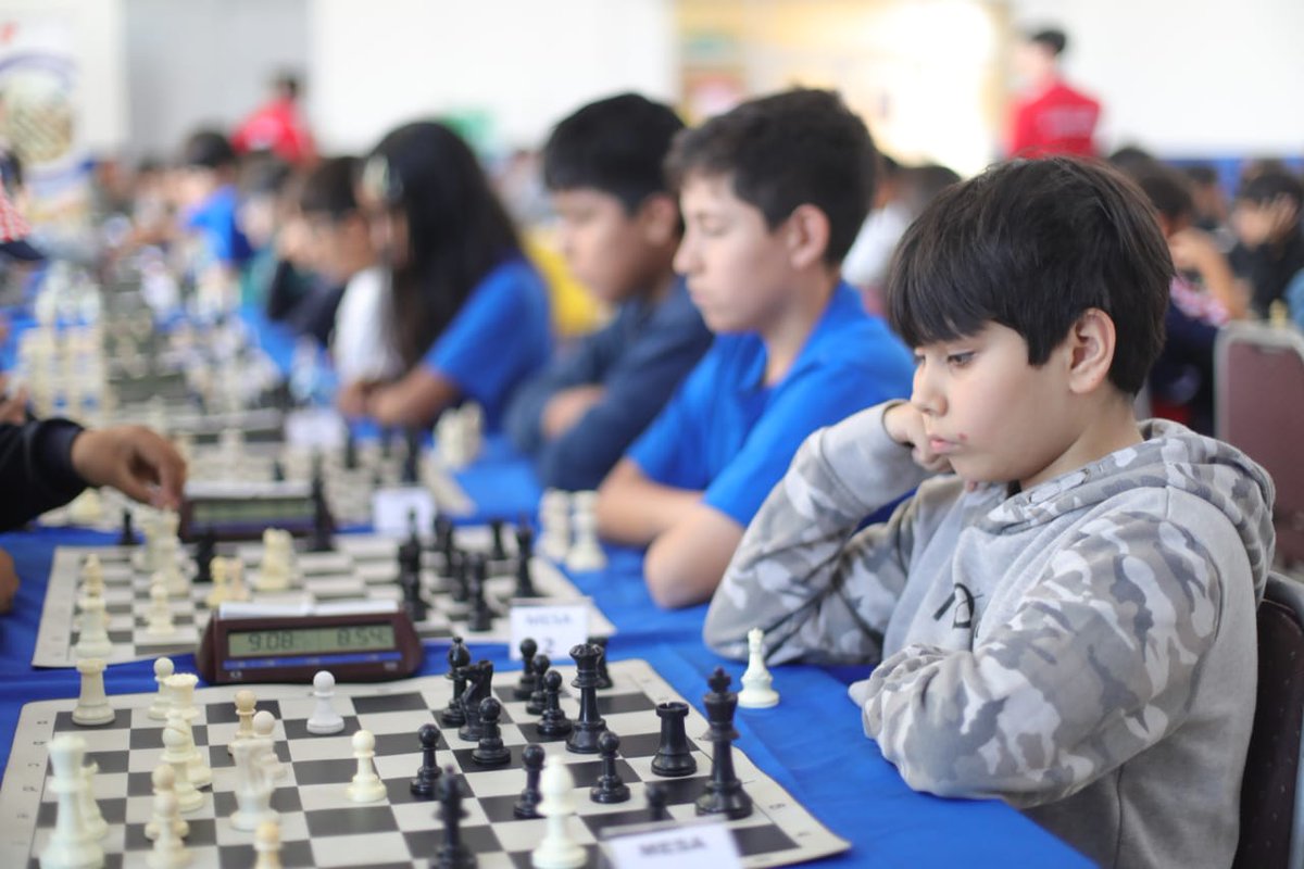 Ciento cincuenta estudiantes participaron en el 1° Circuito de Ajedrez Escolar organizado por AJEZA y CMDS en la Escuela "Ecuador". La actividad contó con la presencia del alcalde Razmilic y concejales quienes comprometieron su apoyo a estas instancias deportivas ♟️ #Antofagasta