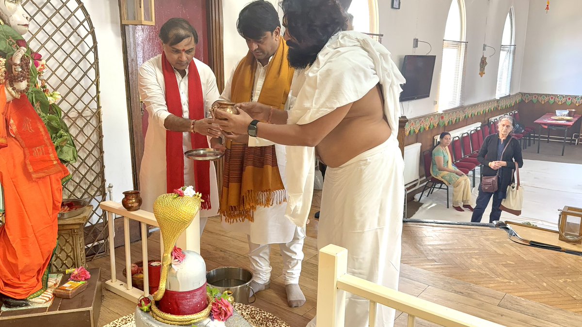 gurudevrkp's tweet image. योगी श्री प्रियव्रत जी का सिद्धाश्रम धाम लंदन में गुरुजी ने किया स्वागत।।   April 29th, Yogi #Priyavrat Animesh Ji from Delhi received blessings from the Pardeshwar Shivling and had a wonderful meeting with Shri #Rajrajeshwar Guruji at #Siddhashram Dham in Harrow, #London.