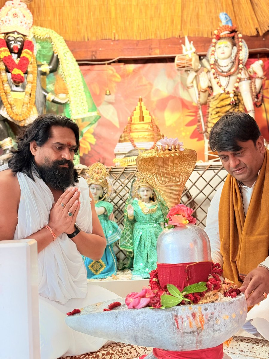 gurudevrkp's tweet image. योगी श्री प्रियव्रत जी का सिद्धाश्रम धाम लंदन में गुरुजी ने किया स्वागत।।   April 29th, Yogi #Priyavrat Animesh Ji from Delhi received blessings from the Pardeshwar Shivling and had a wonderful meeting with Shri #Rajrajeshwar Guruji at #Siddhashram Dham in Harrow, #London.