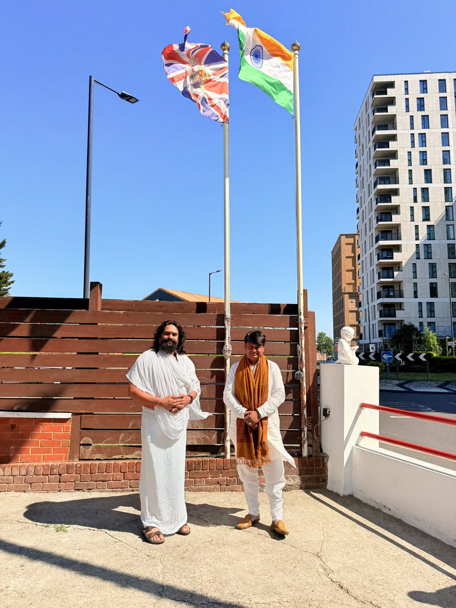 gurudevrkp's tweet image. योगी श्री प्रियव्रत जी का सिद्धाश्रम धाम लंदन में गुरुजी ने किया स्वागत।।   April 29th, Yogi #Priyavrat Animesh Ji from Delhi received blessings from the Pardeshwar Shivling and had a wonderful meeting with Shri #Rajrajeshwar Guruji at #Siddhashram Dham in Harrow, #London.