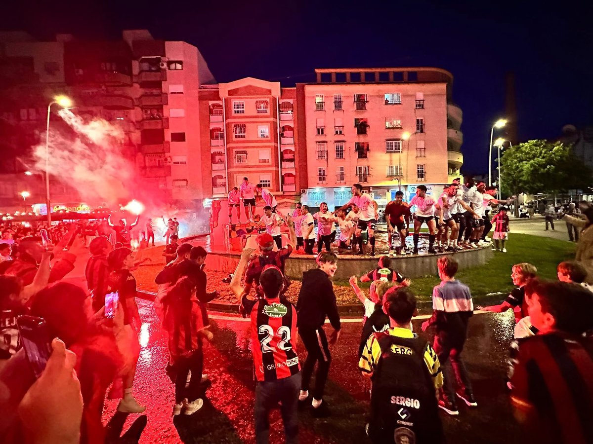 Objetivo cumplido ✅
Campeones de Liga y Ascenso a 2RFEF
Gracias a todos por este maravilloso año, en especial a mi 👩🏽‍❤️‍👨🏽 y mi 🐭
Nos vemos pronto azulgranas ❤️💙 <a href="/CDExt1924/">CD EXTREMADURA</a>