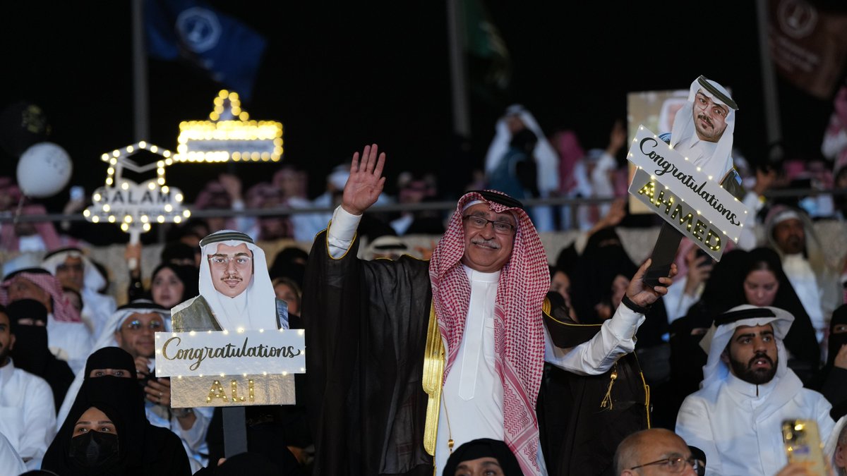 KFUPM's tweet photo. لكل خريج رحلة مُلهمة ولكل عائلة لحظة فخر تُضيء القلب! 🎓✨

عشنا مع الأهالي أجمل اللحظات في حفل تخرج #دفعة_55 من #جامعة_الملك_فهد_للبترول_والمعادن.

لقراءة المزيد: https://t.co/oD8NtqWCq0

#KFUPM https://t.co/Wni6TA54Ey